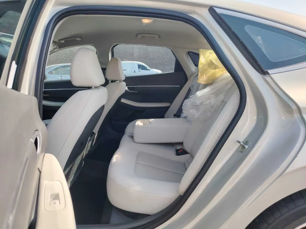 Car image 15