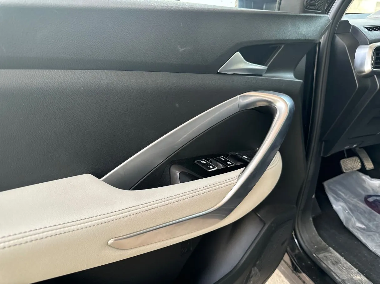 Car image 24