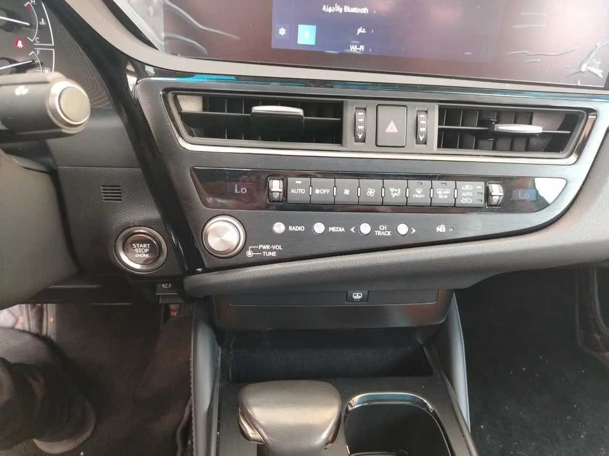 Car image 25