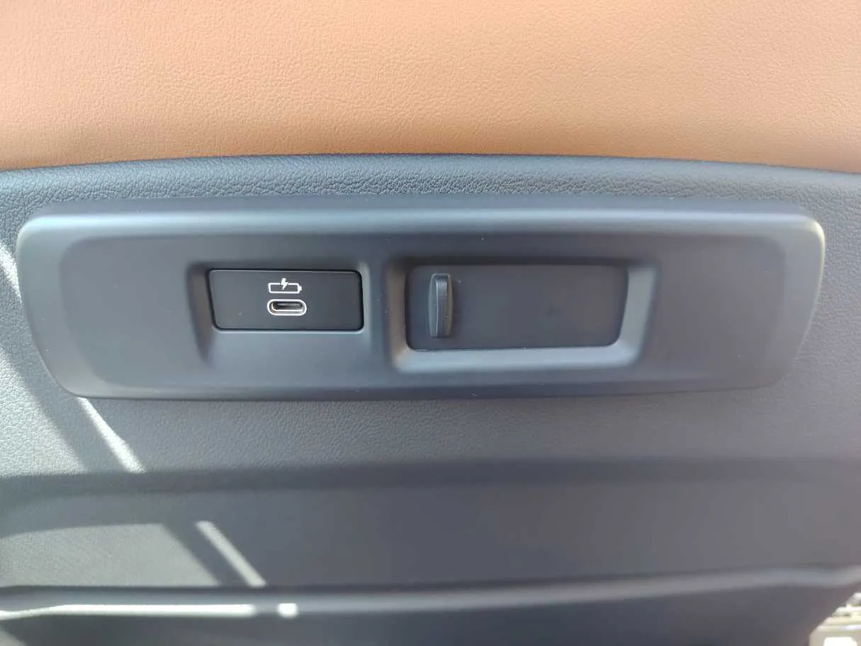 Car image 32