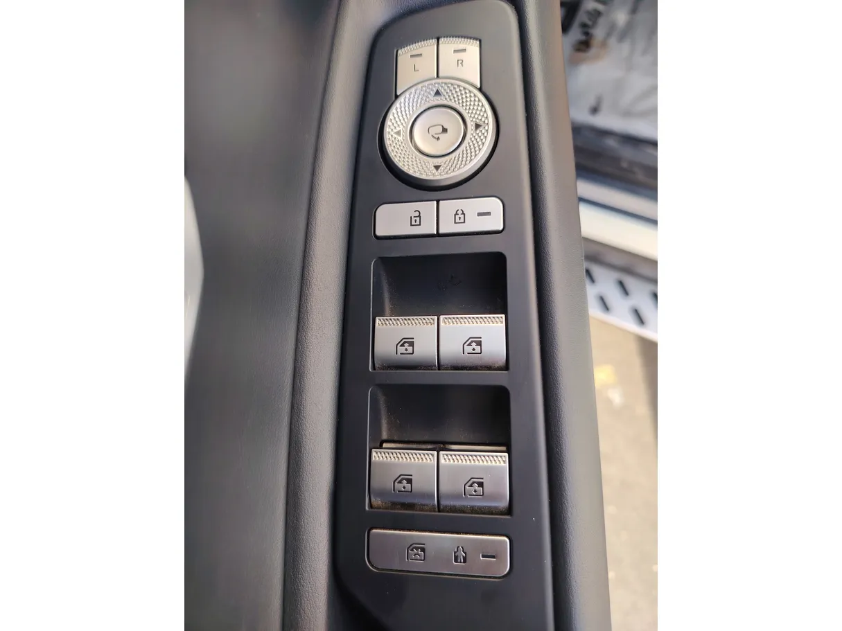 Car image 26