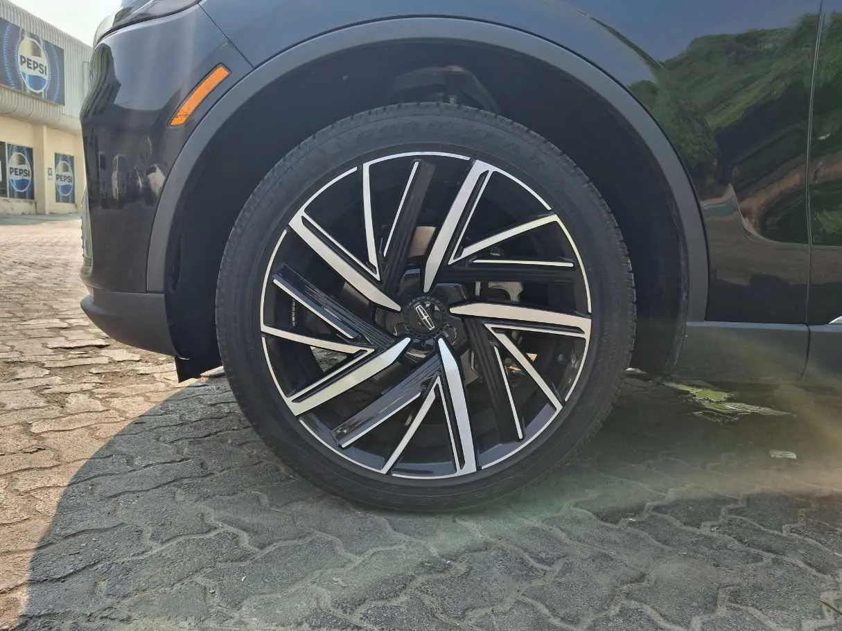 Car image 9