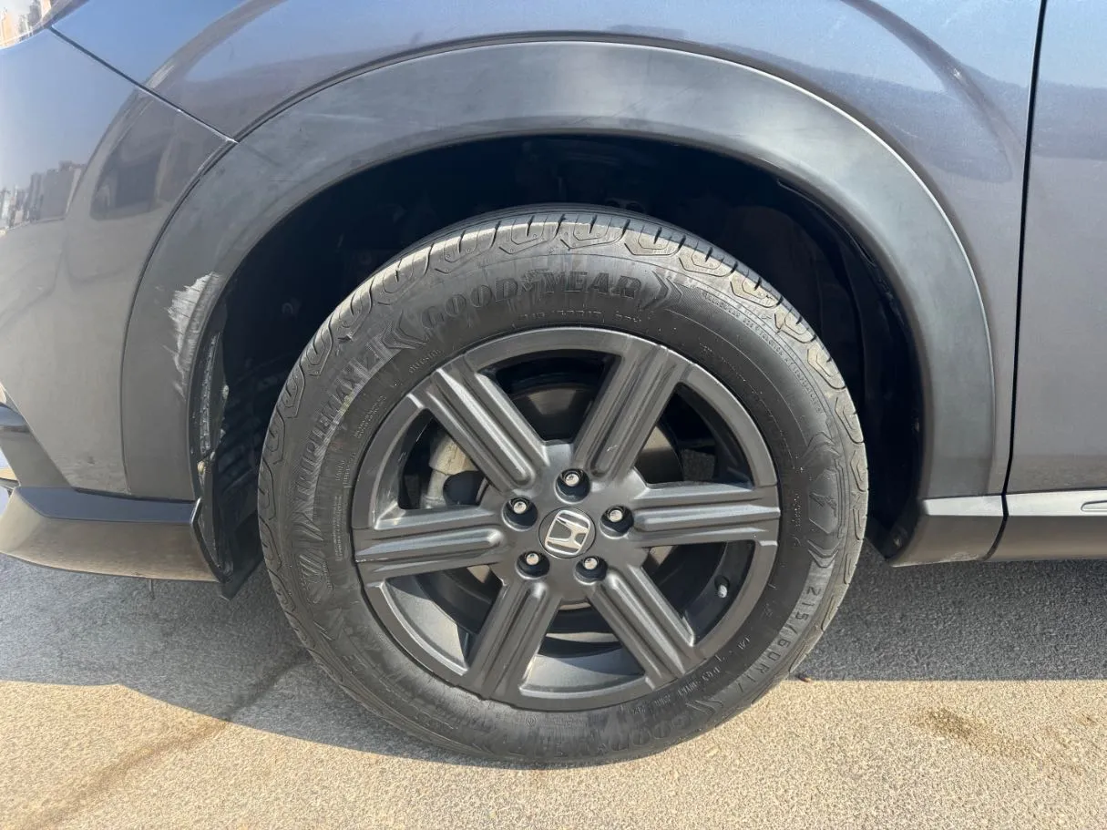 Car image 9