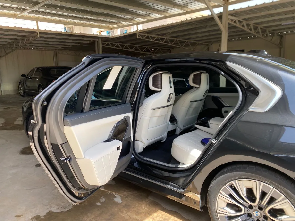 Car image 11