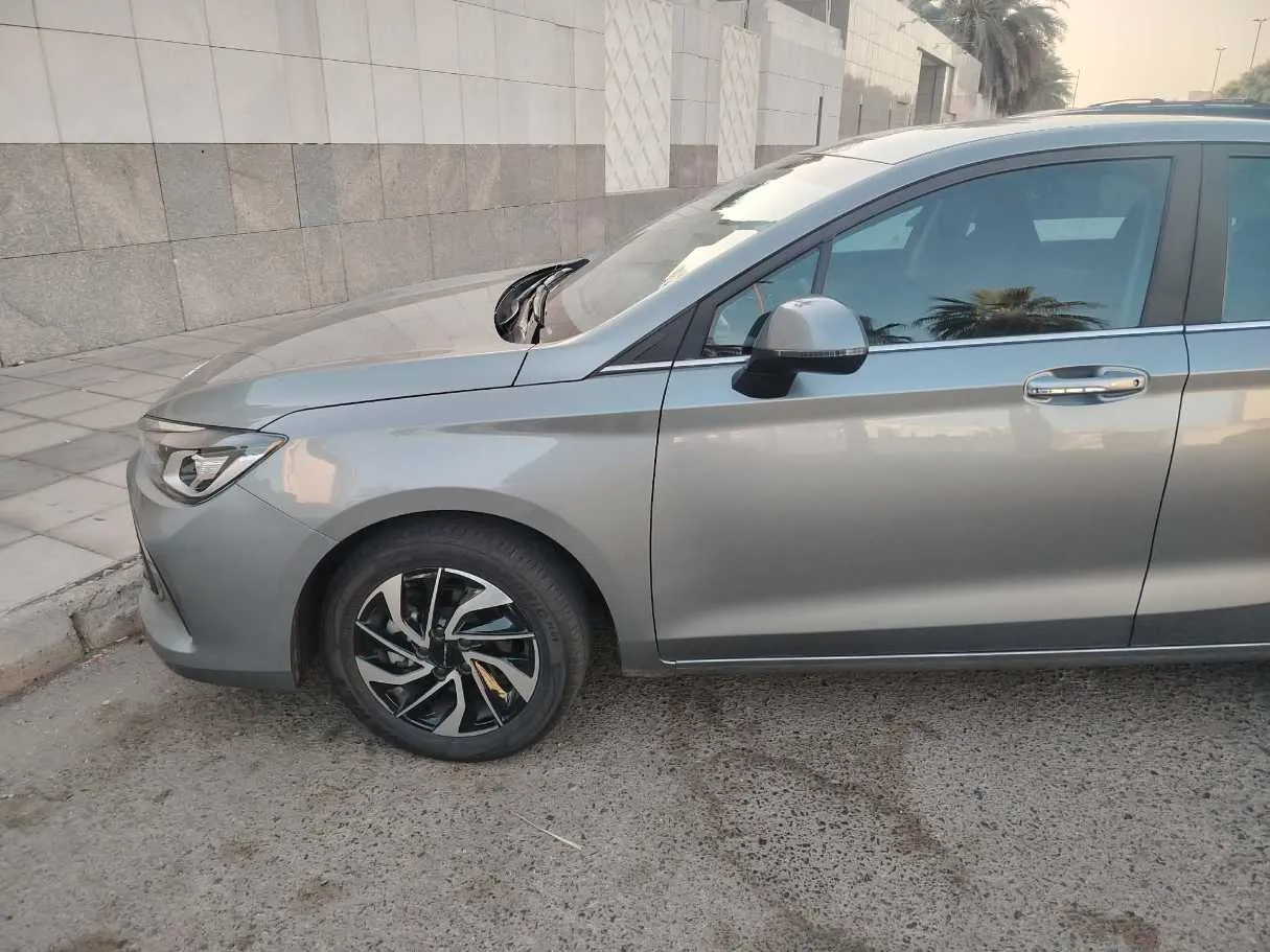 Car image 9