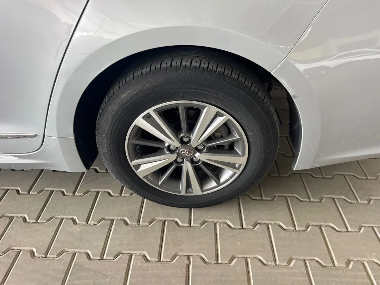 Car image 8