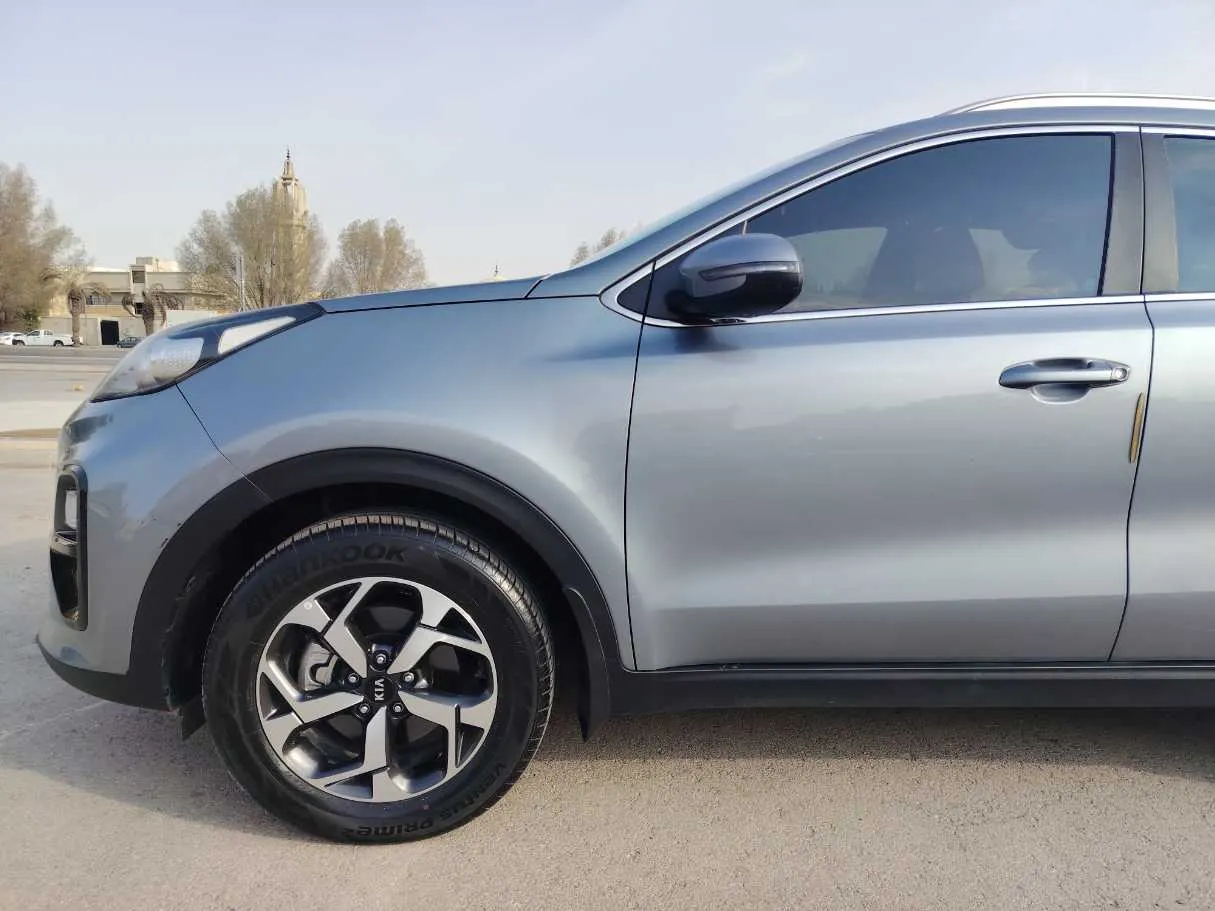Car image 9