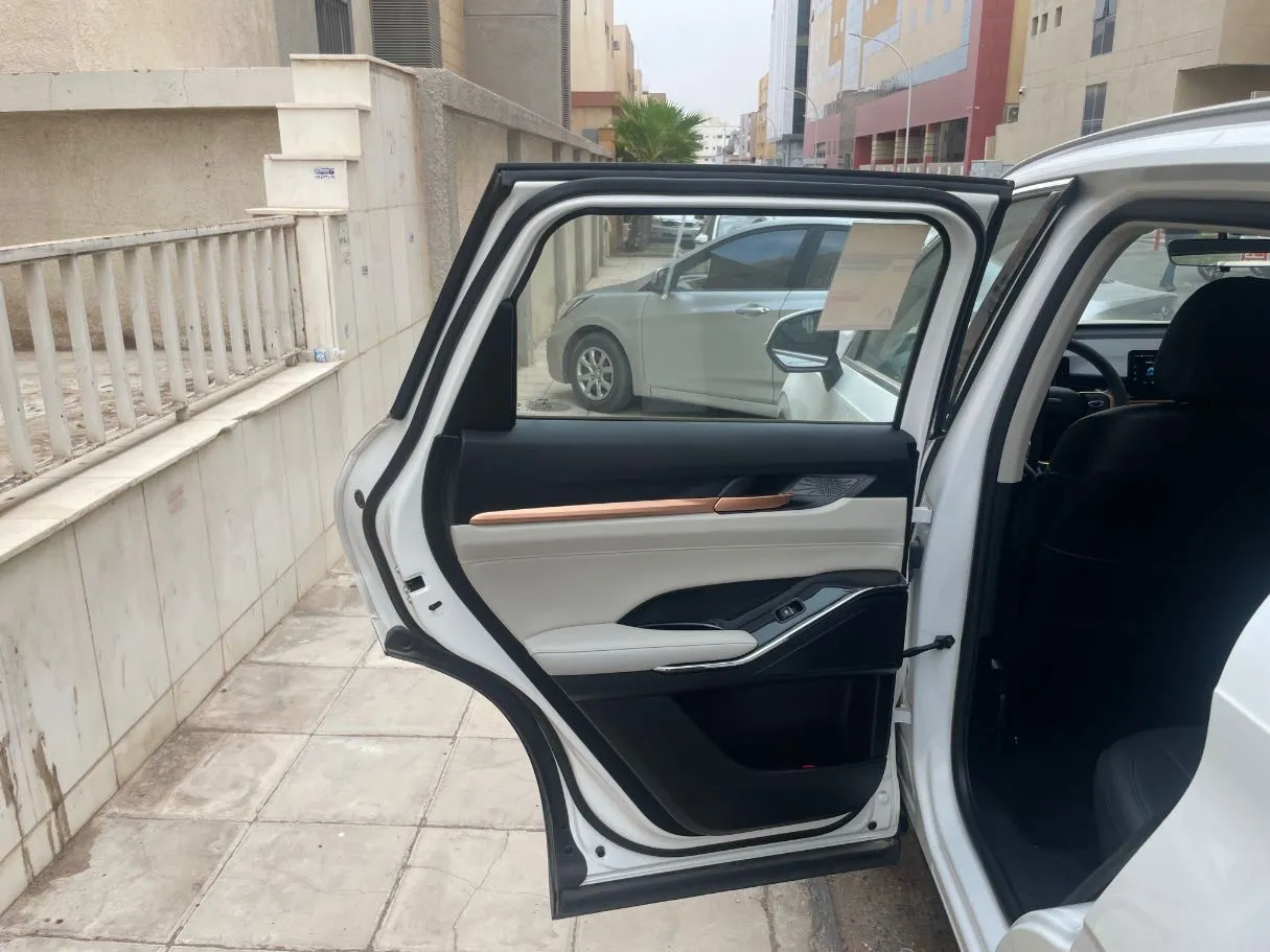 Car image 13