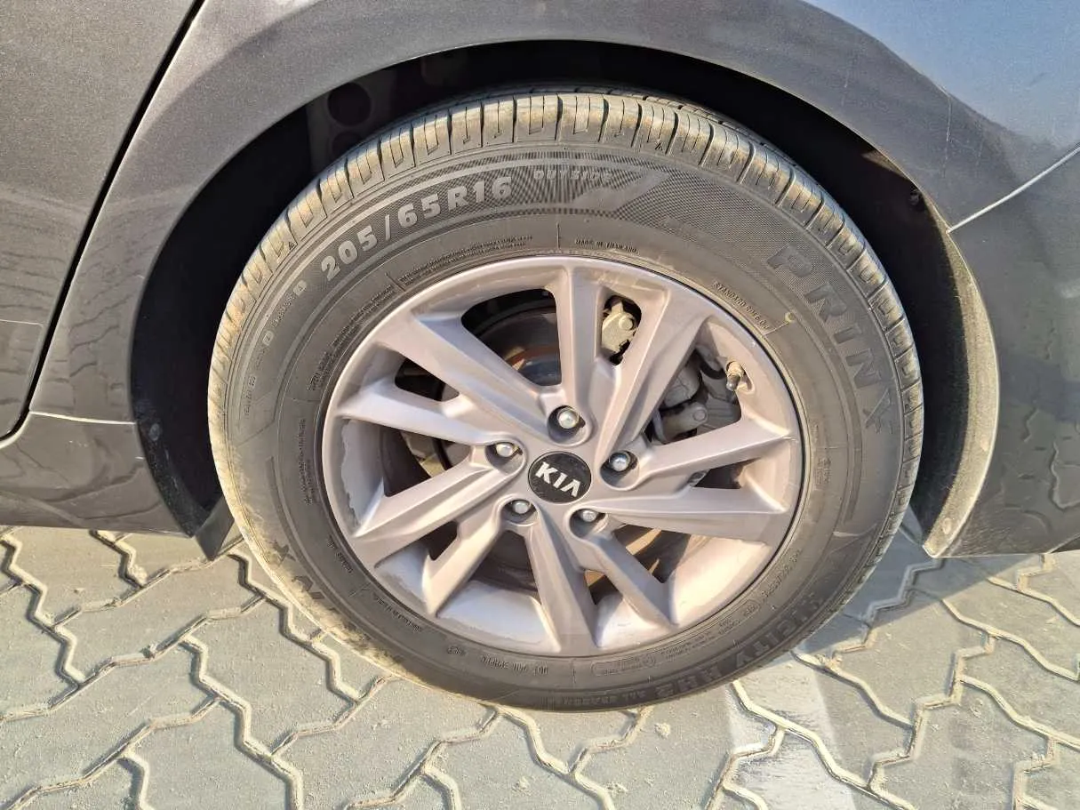 Car image 9