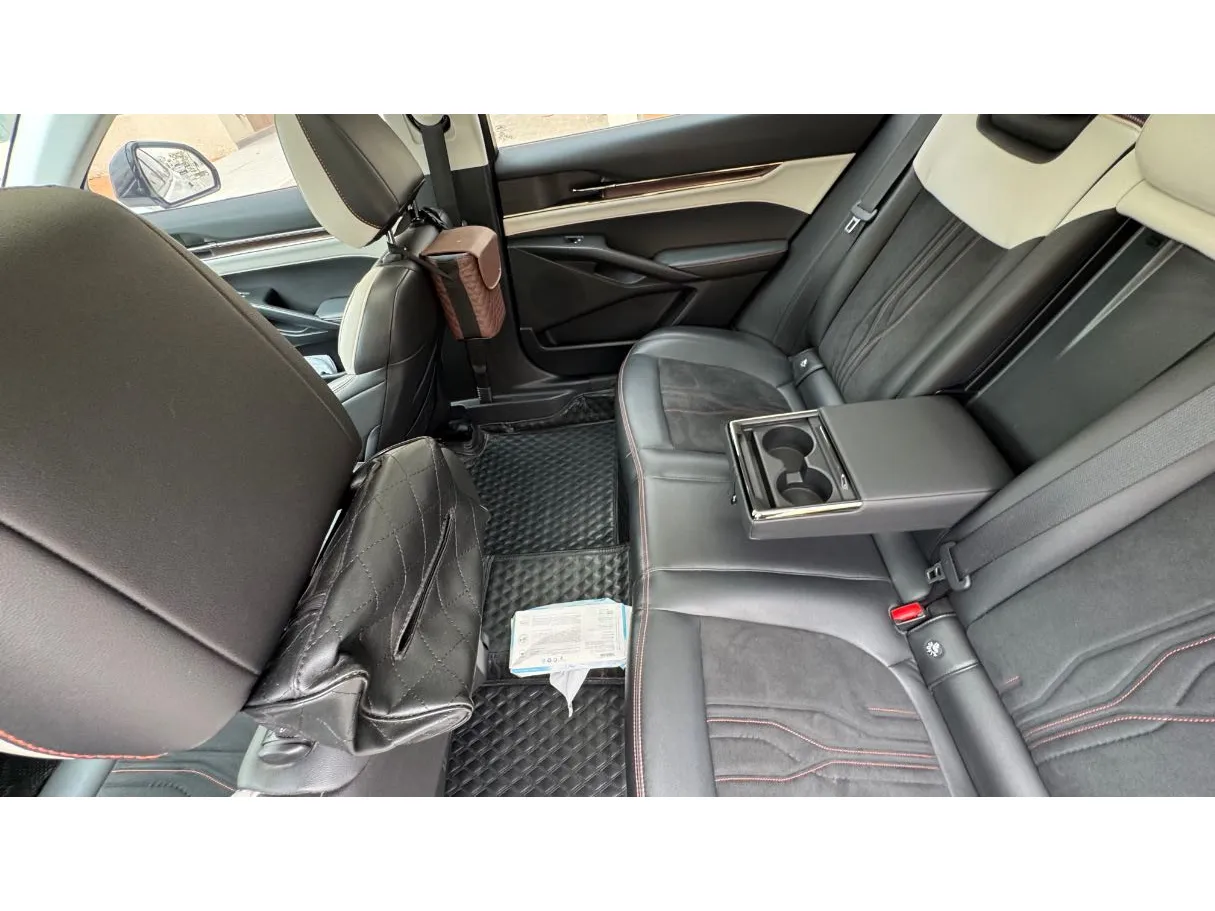 Car image 14