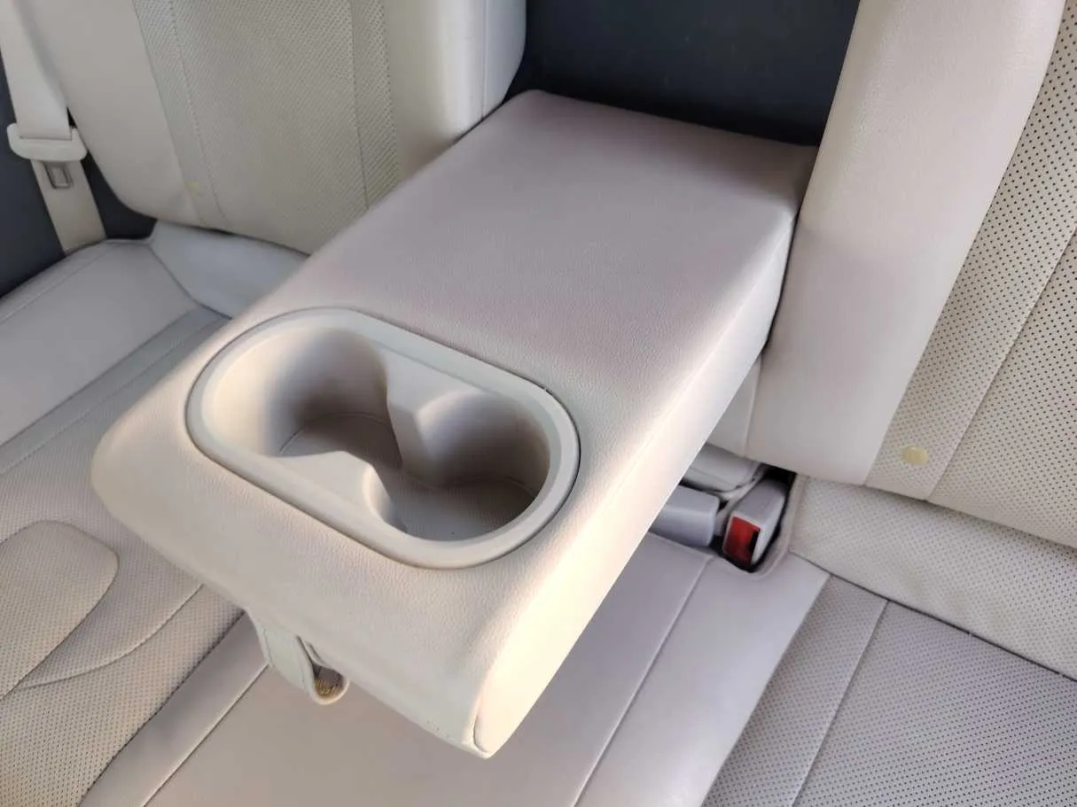 Car image 27
