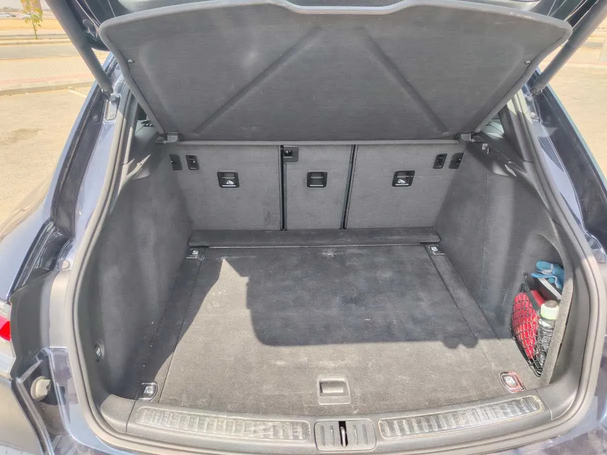 Car image 27