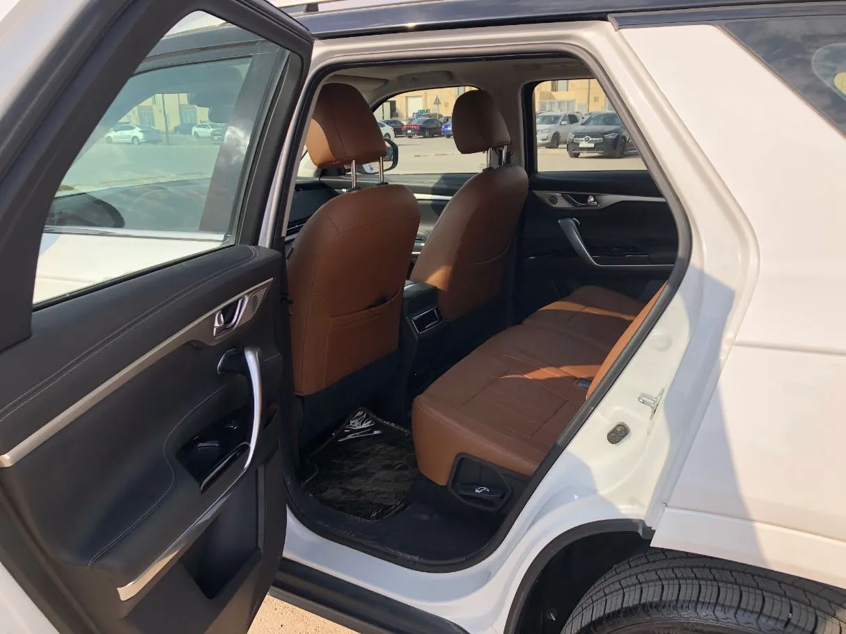 Car image 12