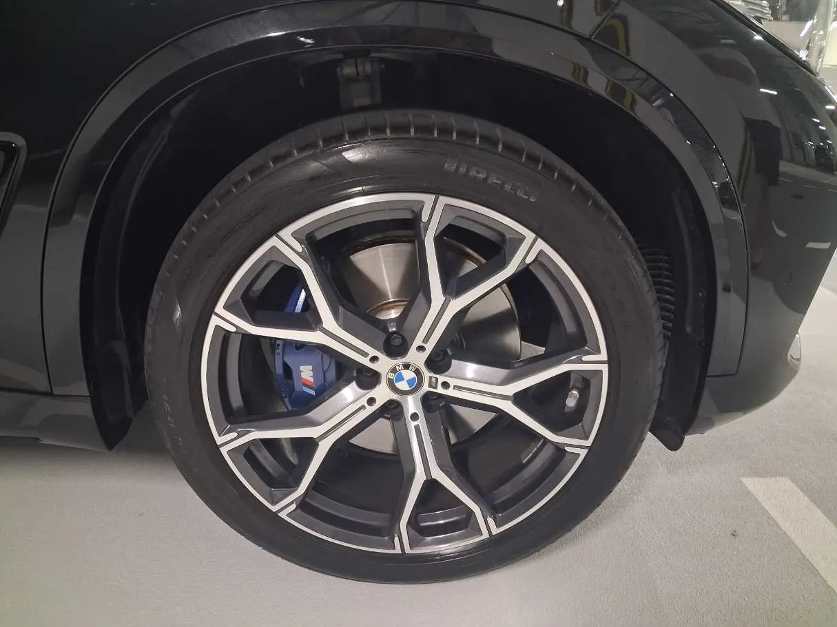 Car image 9