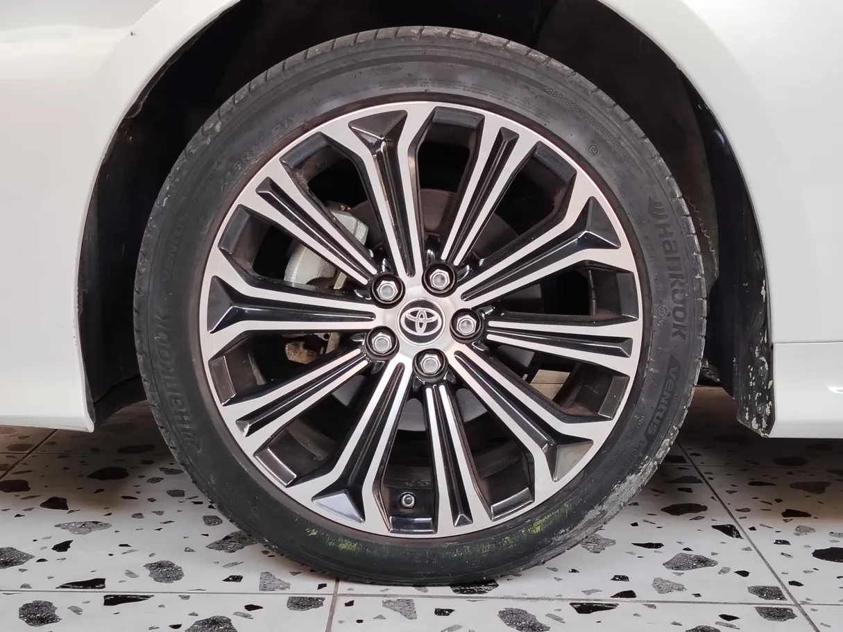 Car image 10