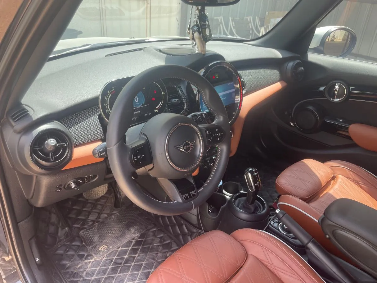 Car image 11