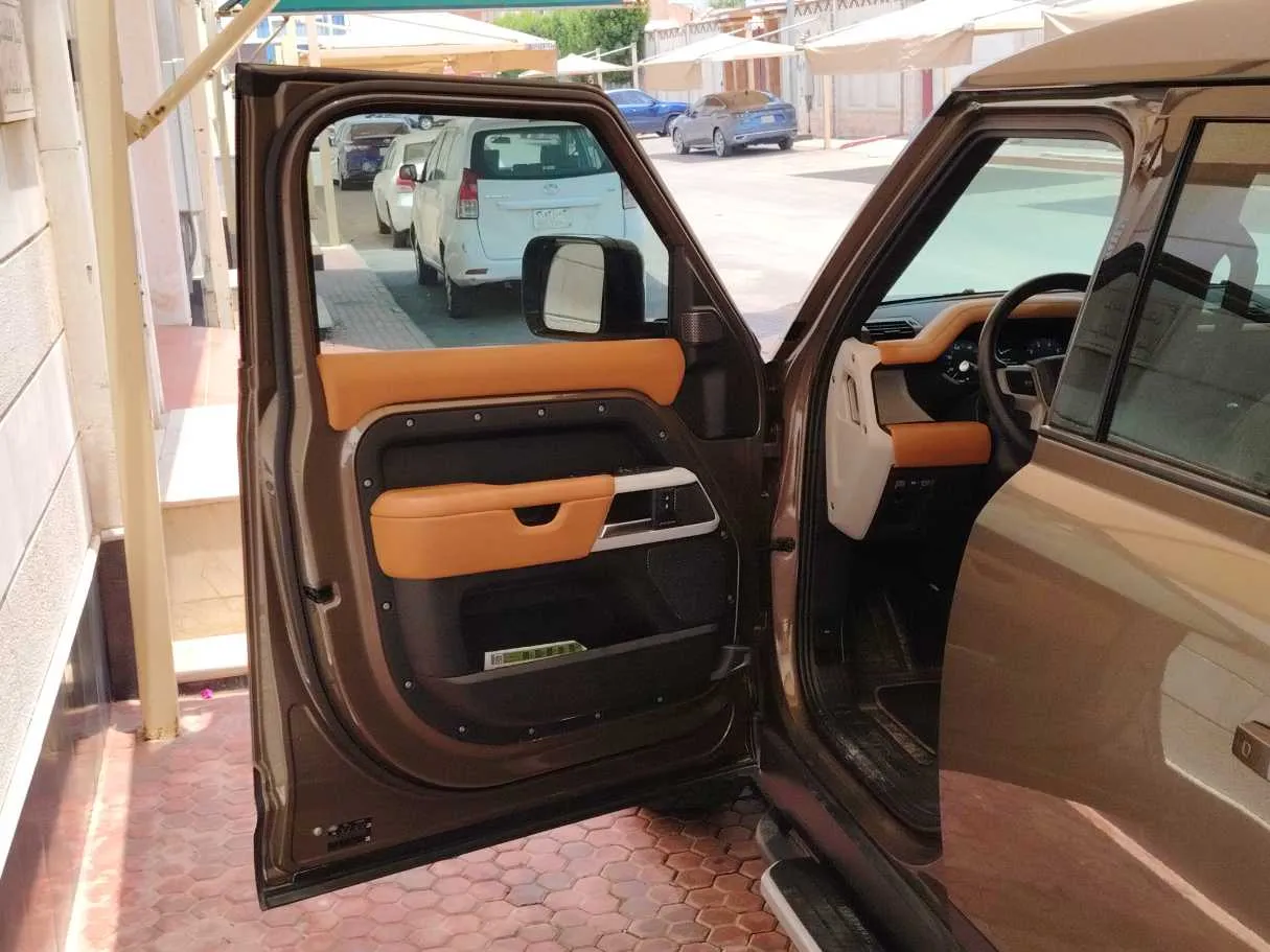 Car image 10