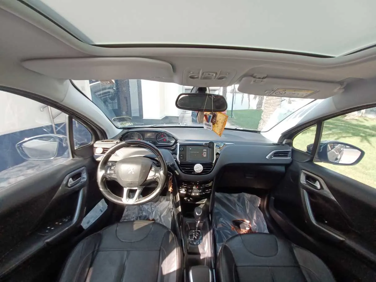 Car image 12