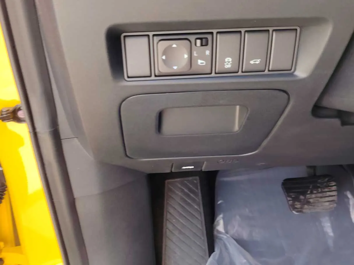 Car image 30