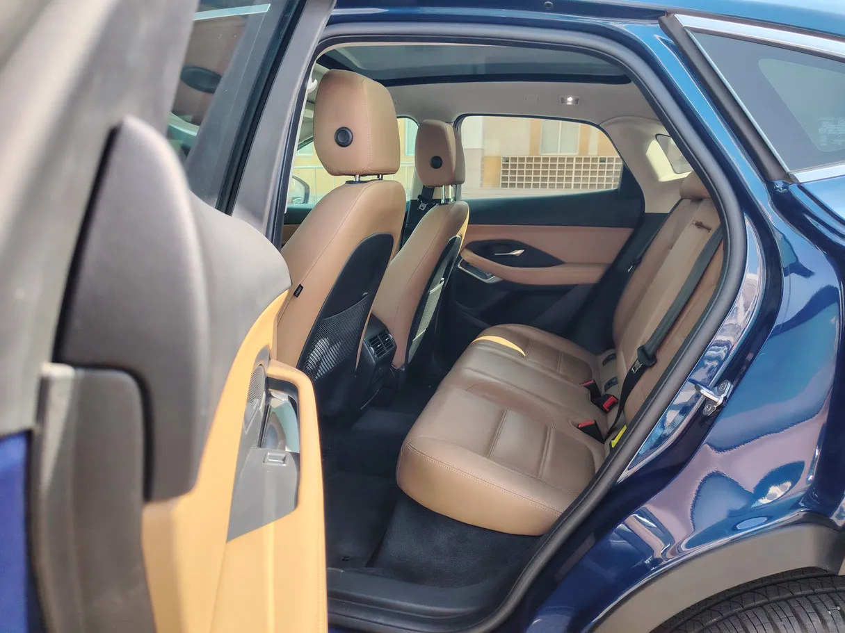 Car image 15