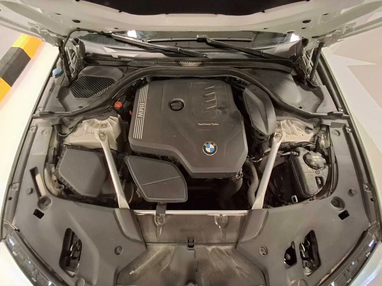 Car image 19