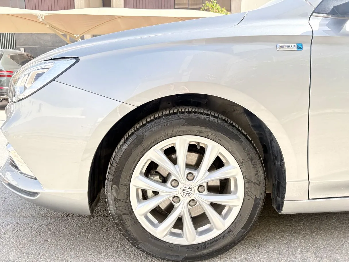 Car image 9