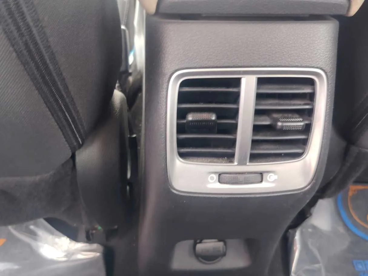 Car image 28