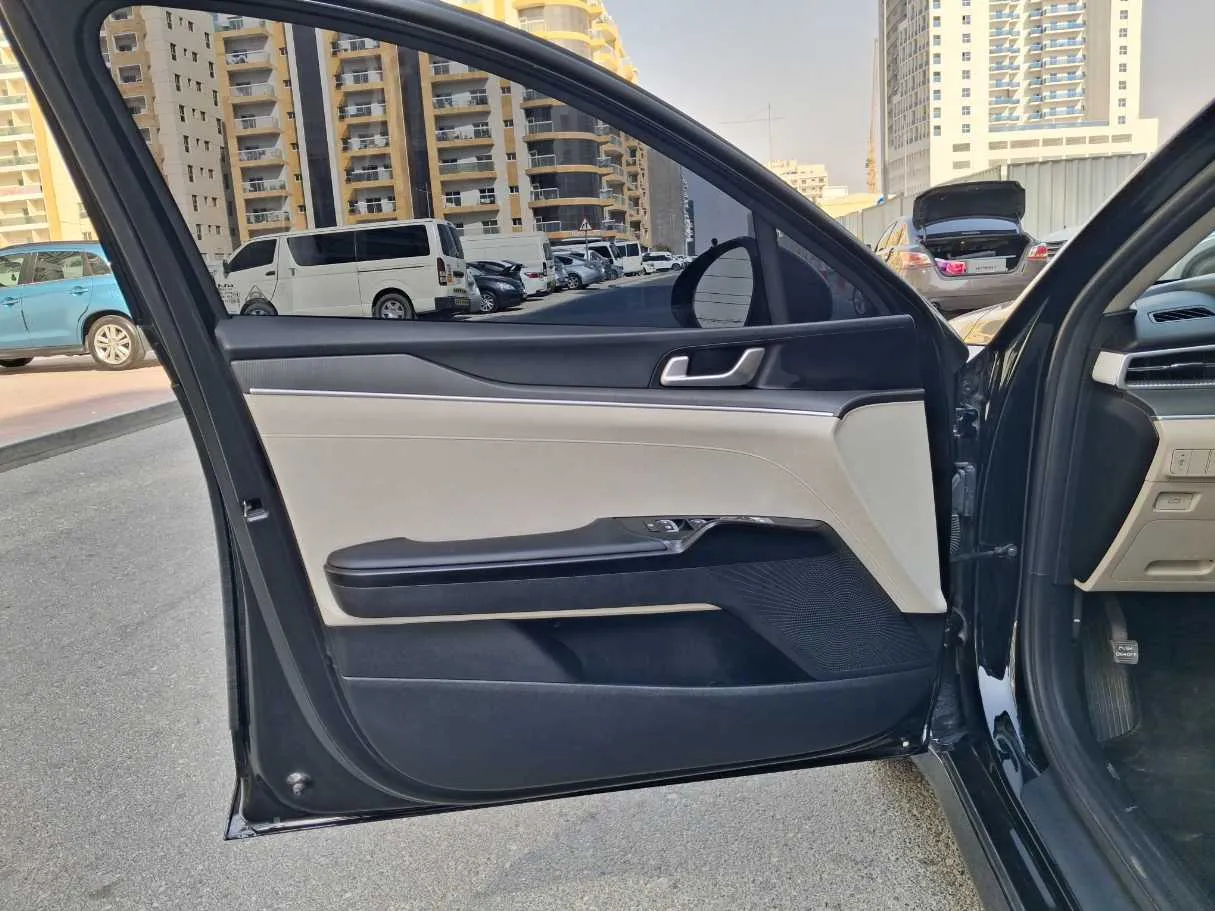 Car image 10