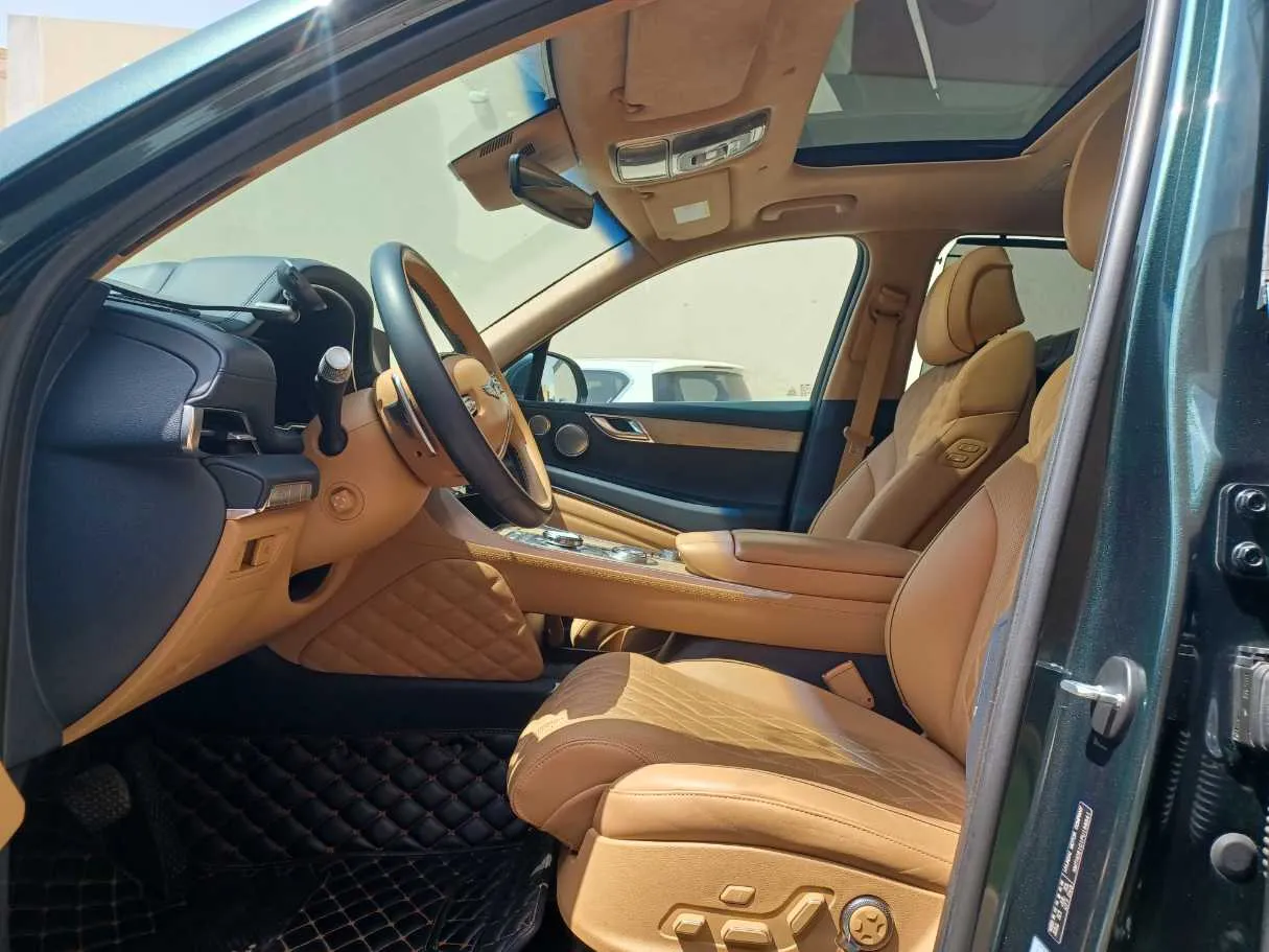 Car image 12