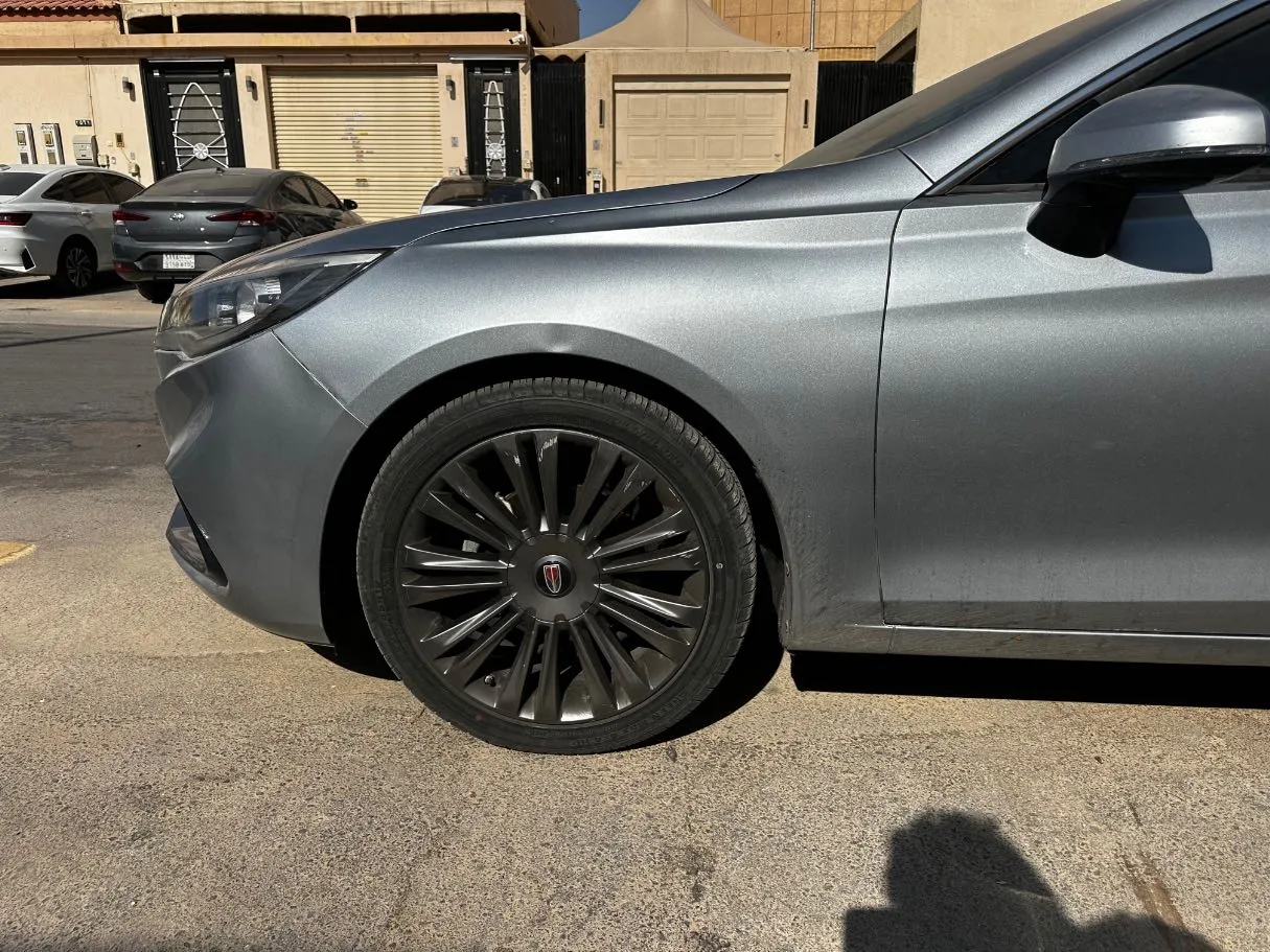 Car image 9