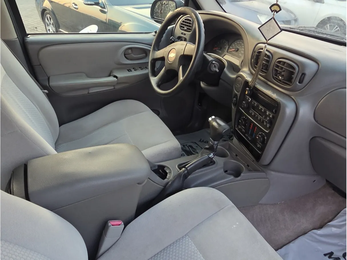 Car image 12