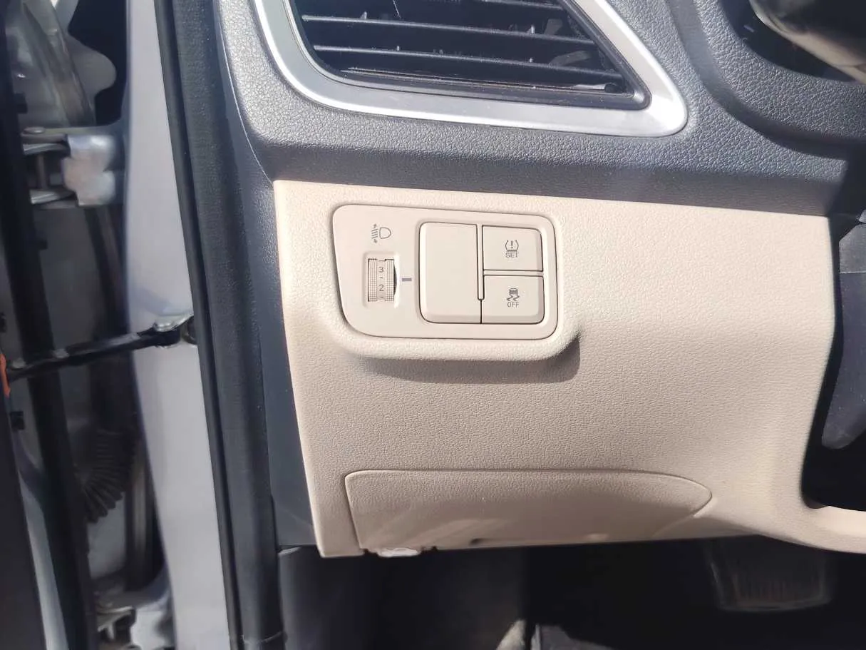 Car image 25