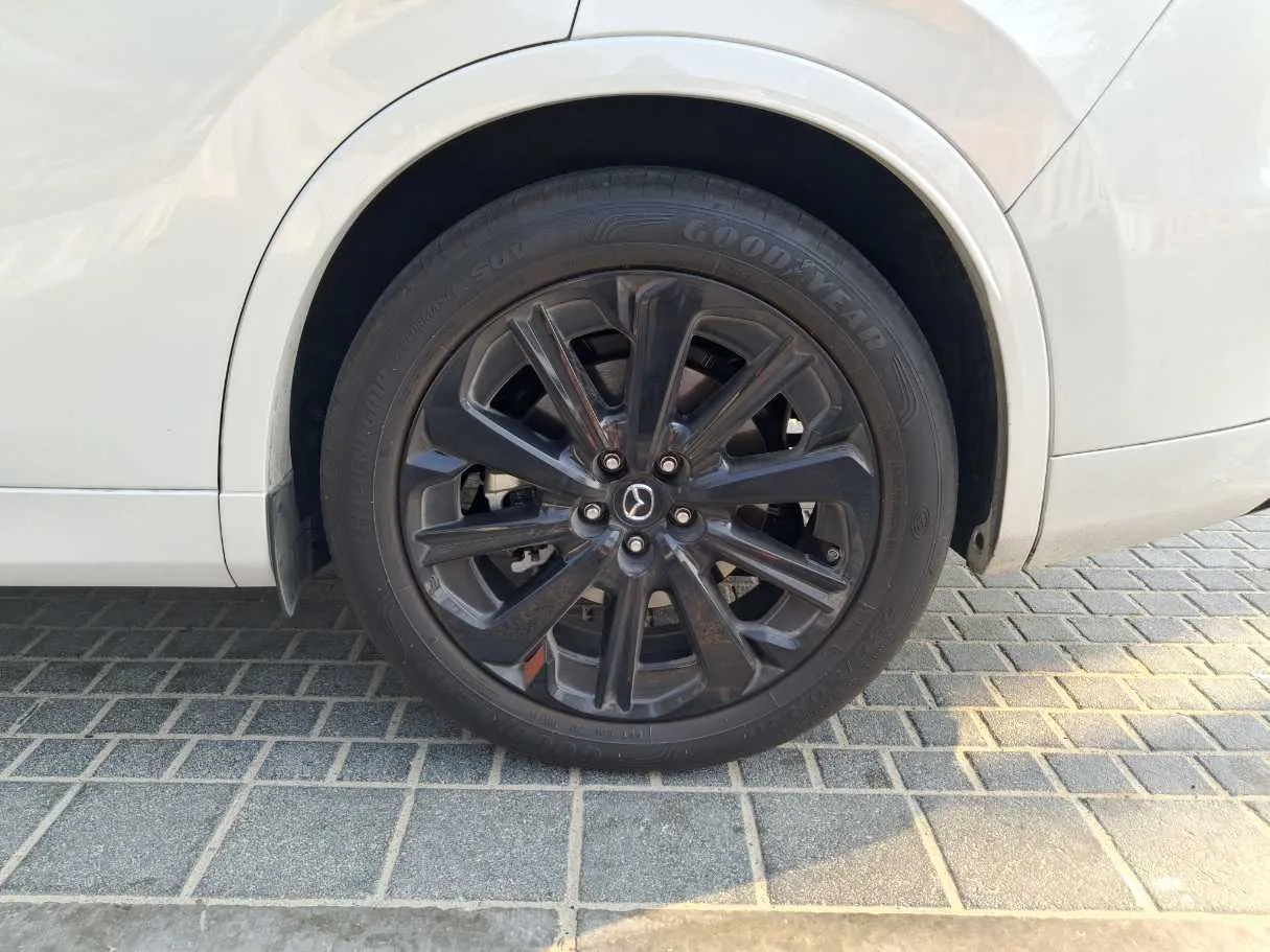 Car image 9