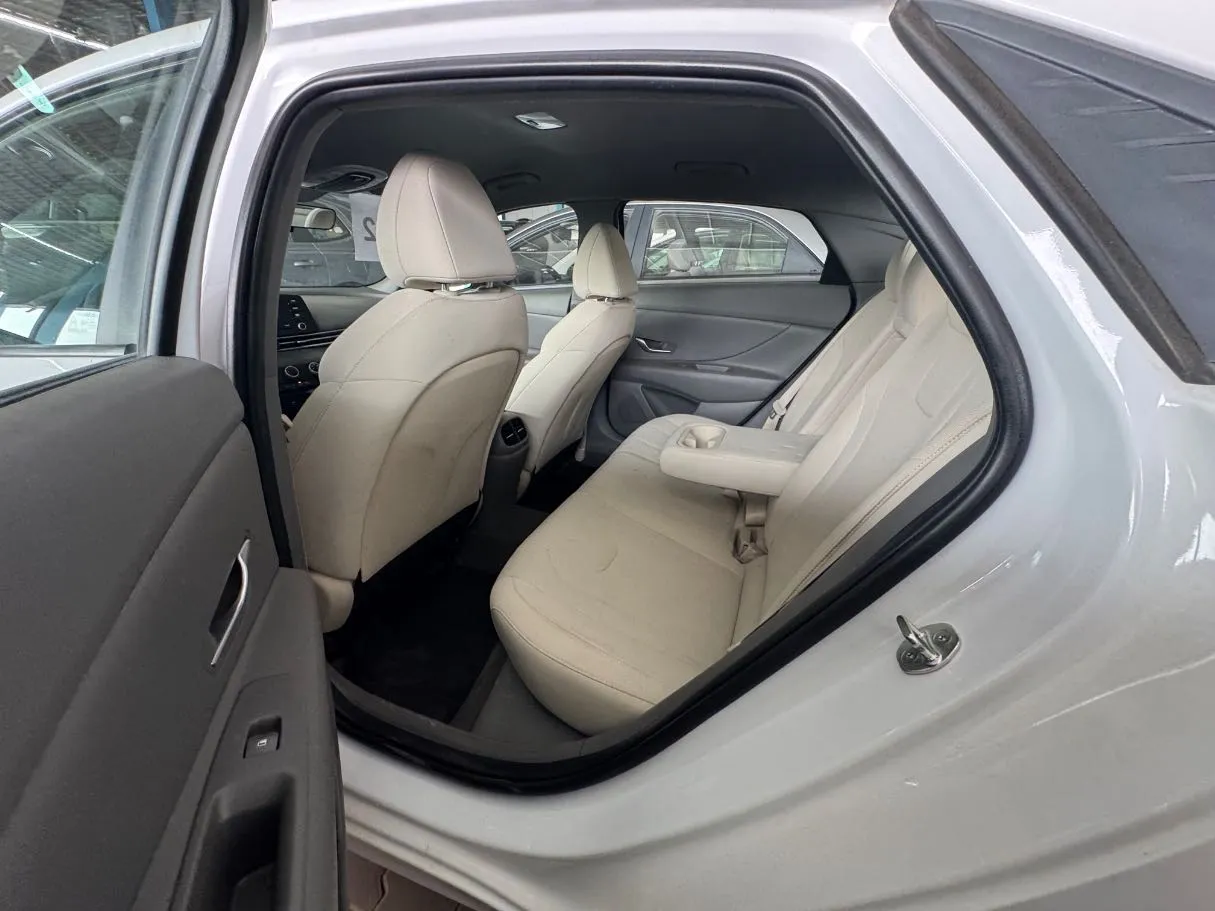 Car image 15