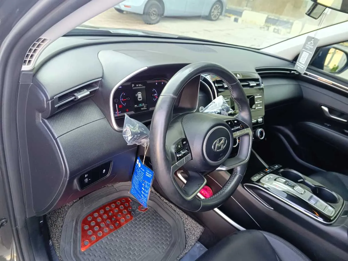 Car image 13