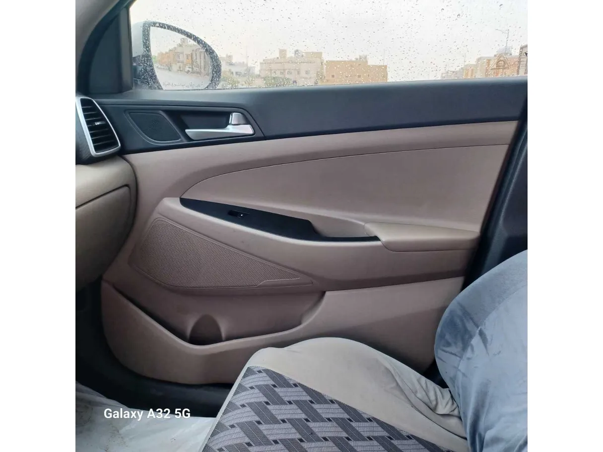 Car image 24