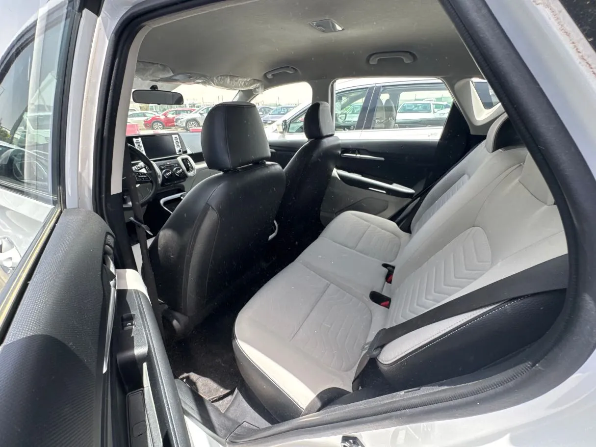 Car image 14