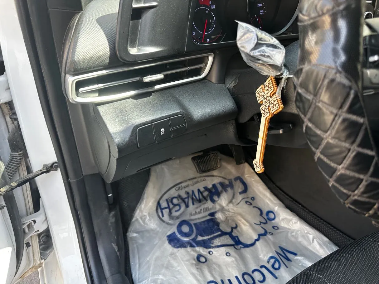 Car image 24