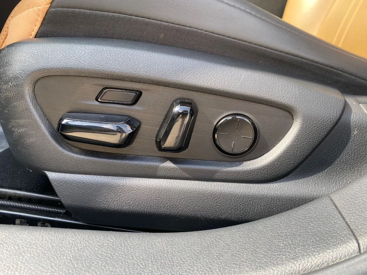 Car image 28