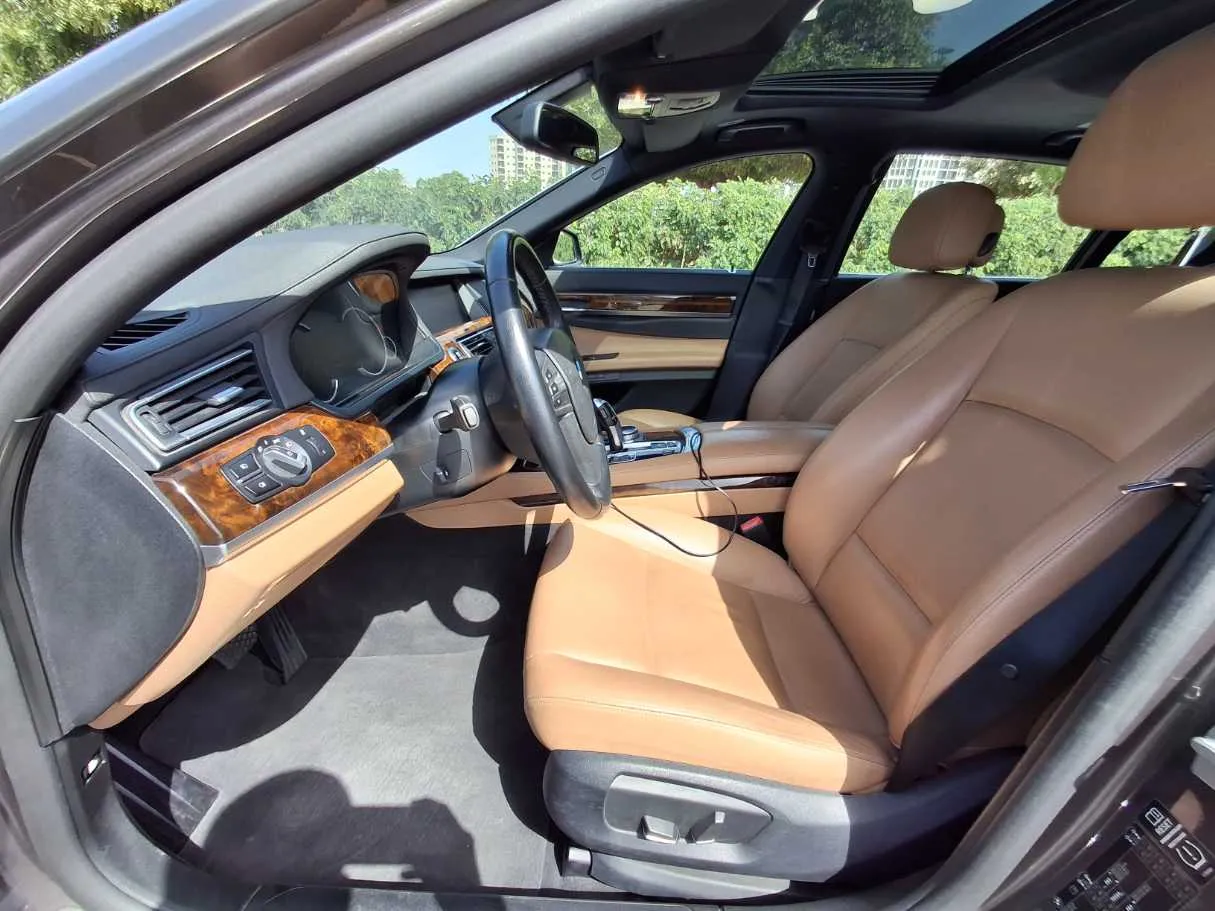 Car image 12