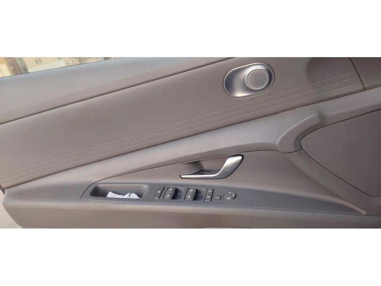 Car image 27