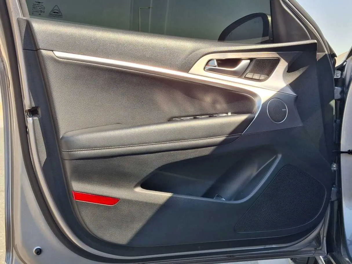 Car image 10