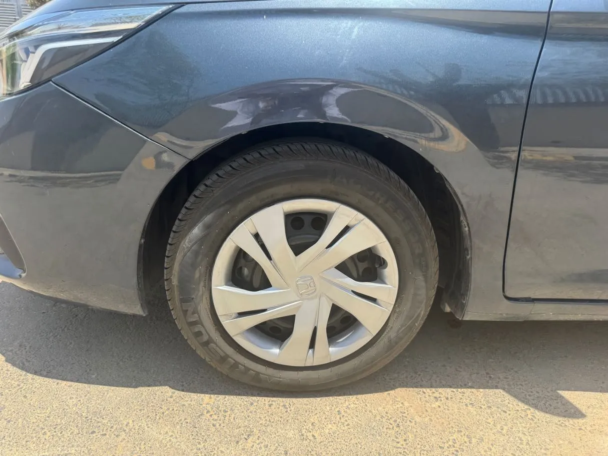 Car image 9