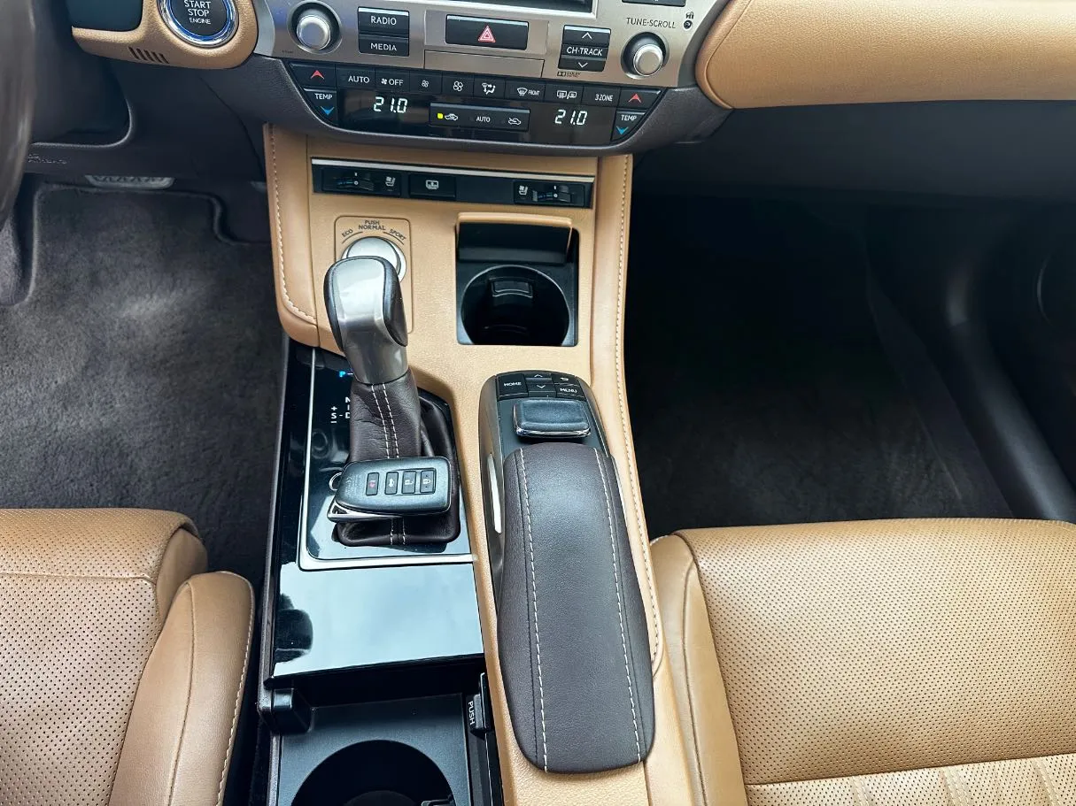 Car image 17