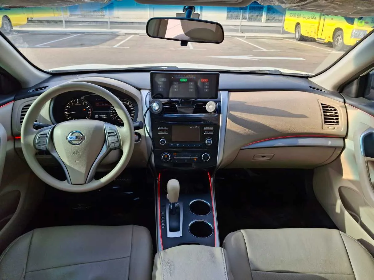 Car image 14