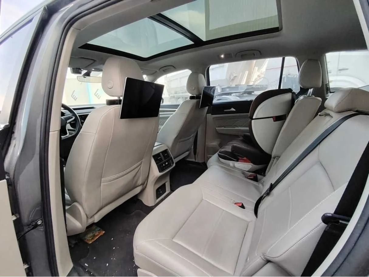 Car image 12