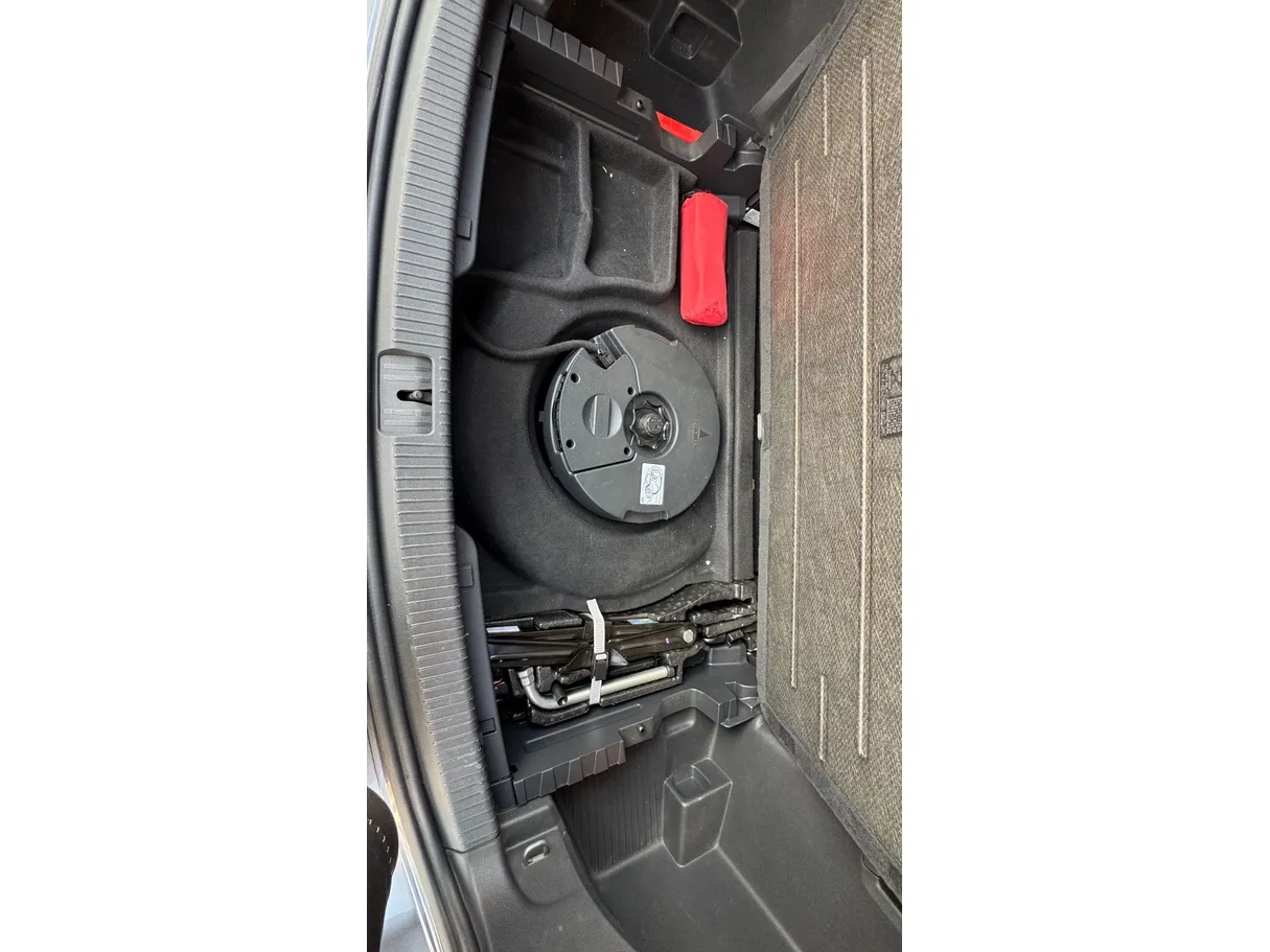 Car image 28