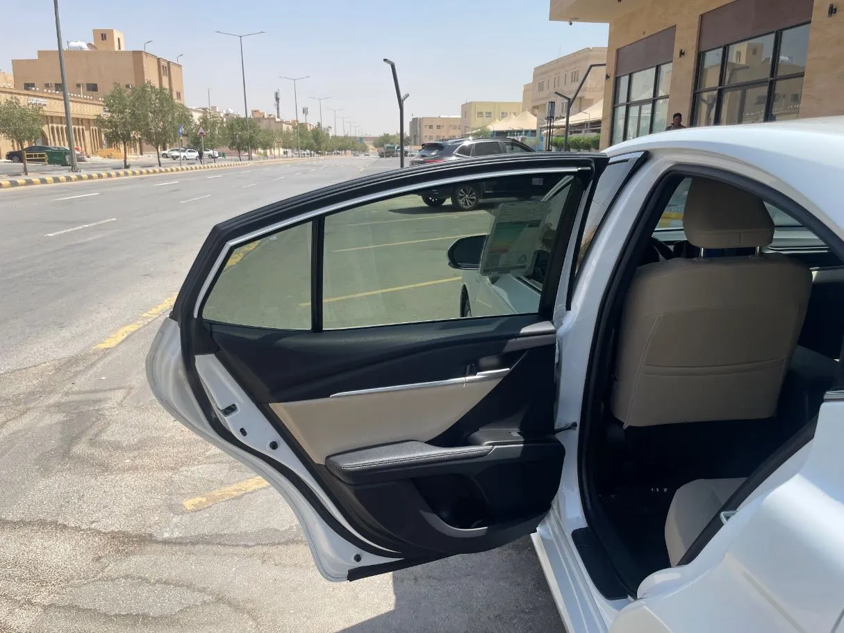 Car image 14