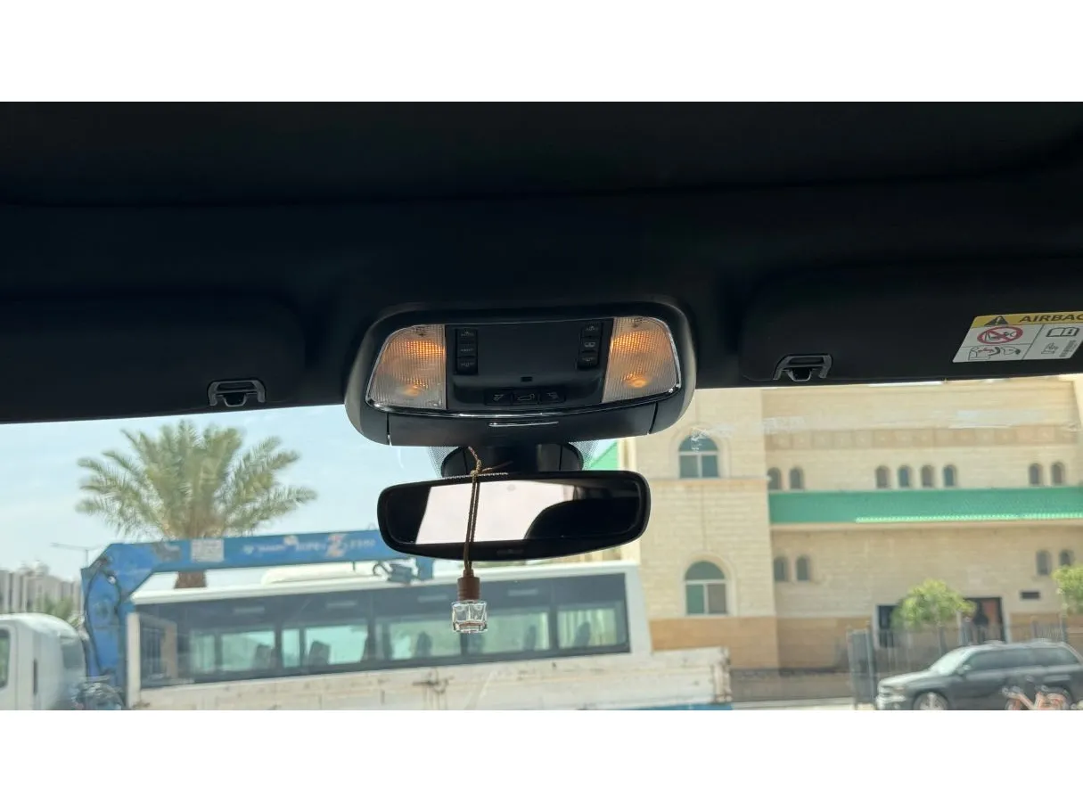 Car image 24