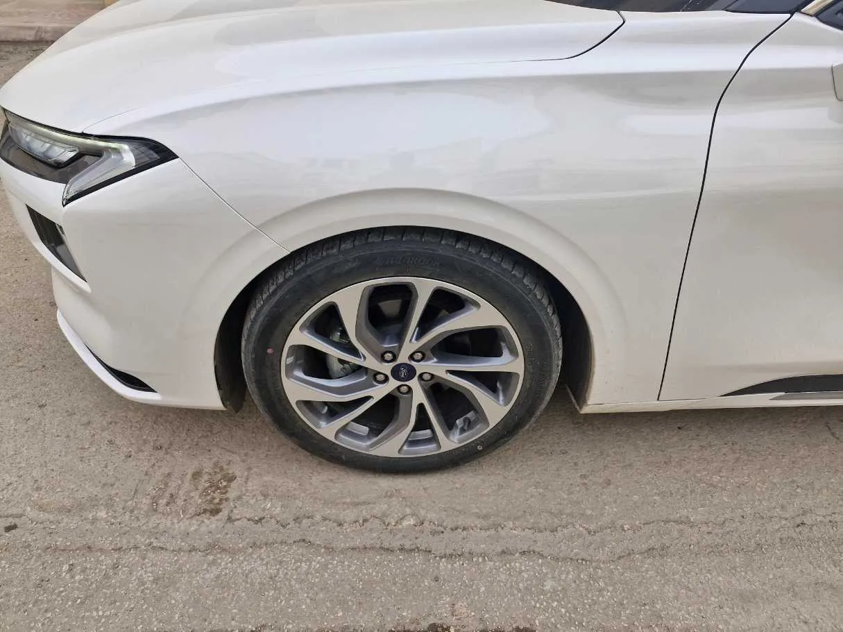 Car image 9